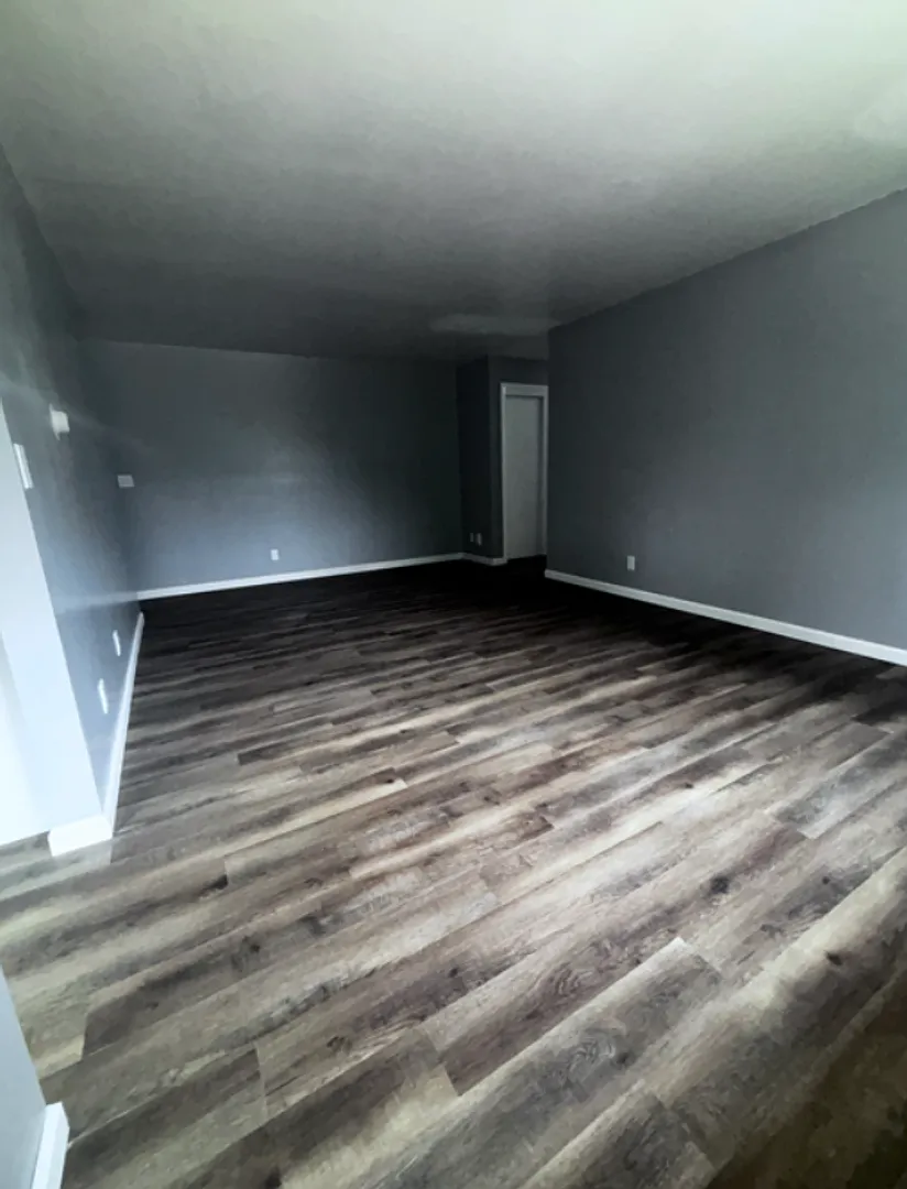 319 E Harris St — Photo 4