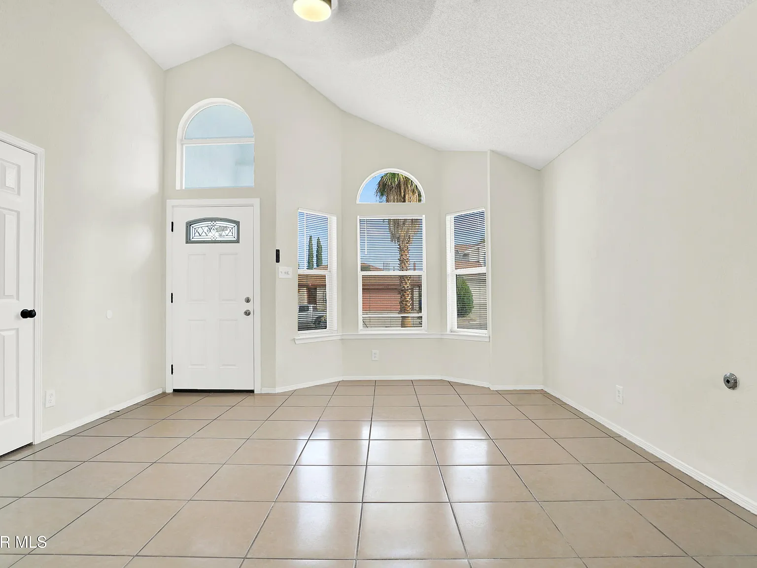 3 bed, 2.0 bath, 1313 sqft, $1,800 — Photo 2