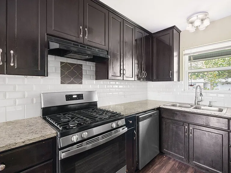 1422 Yorkshire Dr — Photo 9