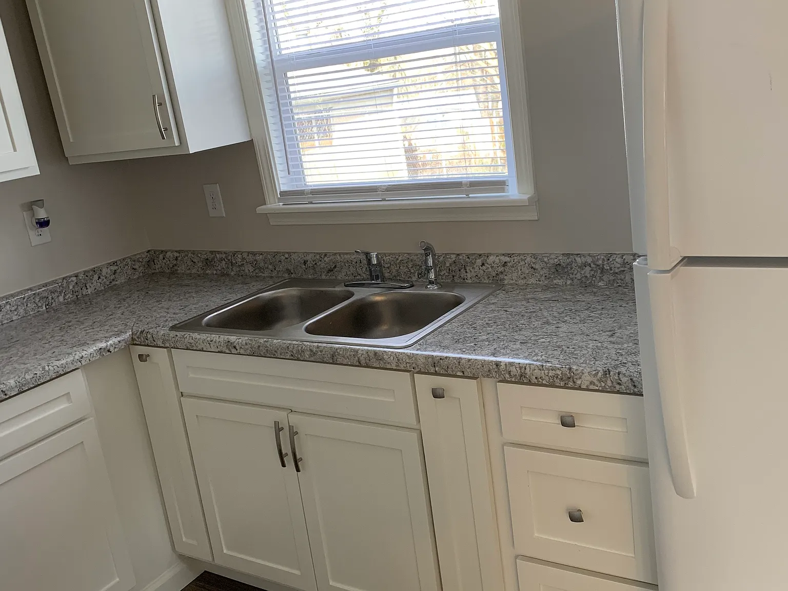 3 bed, 921 sqft, $1,490 — Photo 3