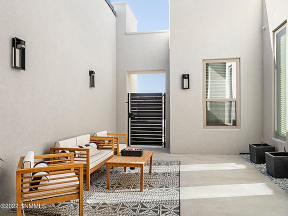 4th image of 2524 Mateo Pl