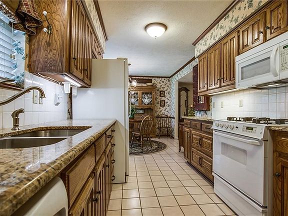 3rd image of 210 Edgewood Dr
