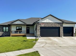 2820 E Daybreak Ct, Brandon, SD 57005