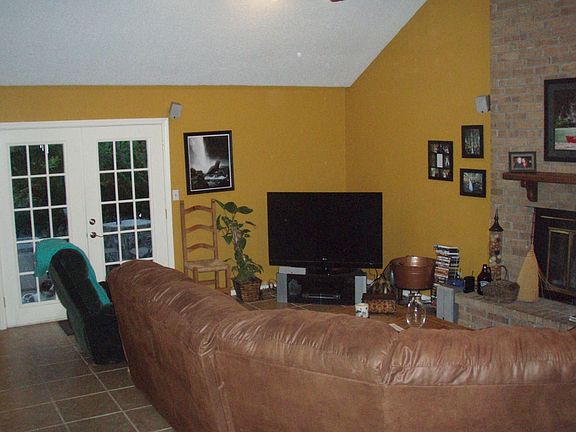 4th image of 844 E Jackson Dr