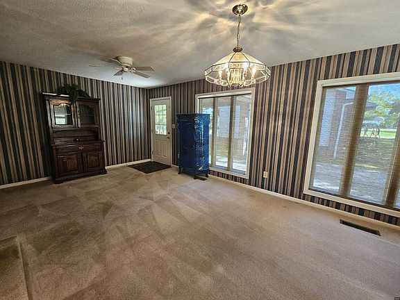 5th image of 406 Fairlane Dr