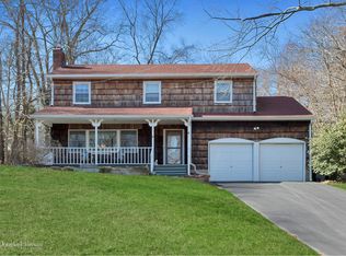 4 Rope Ct, Melville, NY 11747