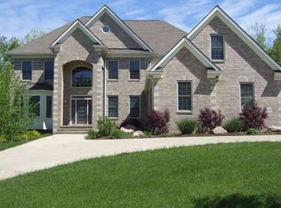 10457 Stone Ridge Dr, Kirtland, OH 44094