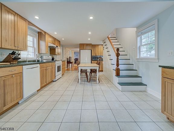 4th image of 27 Bonnell St