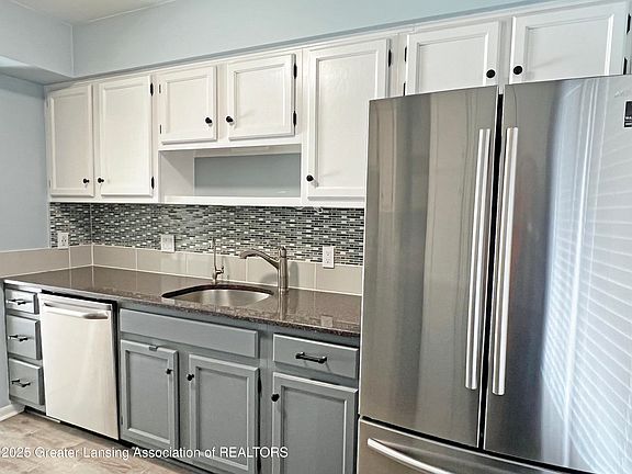 3rd image of 1356 Chartwell Carriage Way N