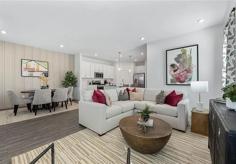 628 Devon Aly — Photo 3