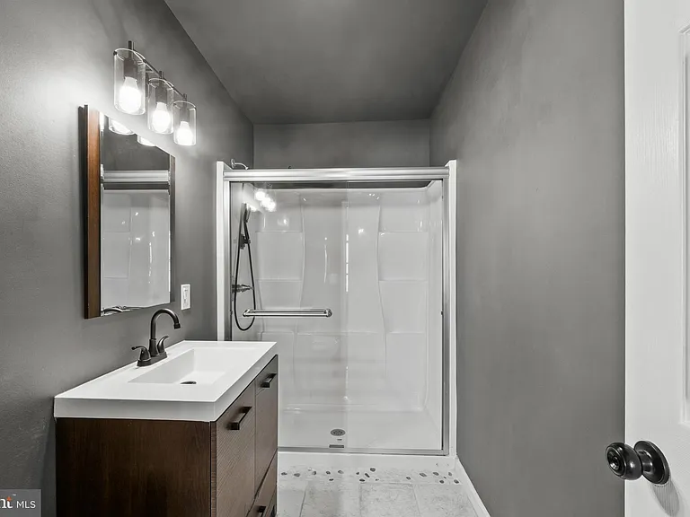 324 Oldham St — Photo 22