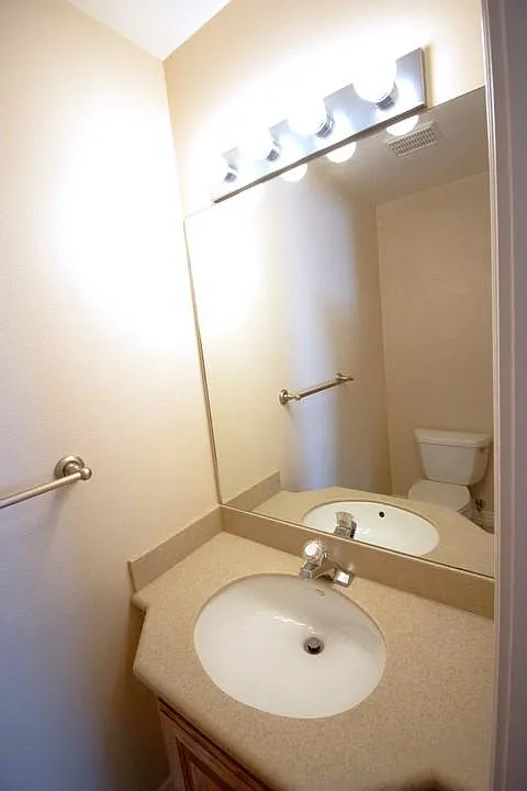 1 bed, 1.5 bath, 1050 sqft, $1,430 — Photo 3