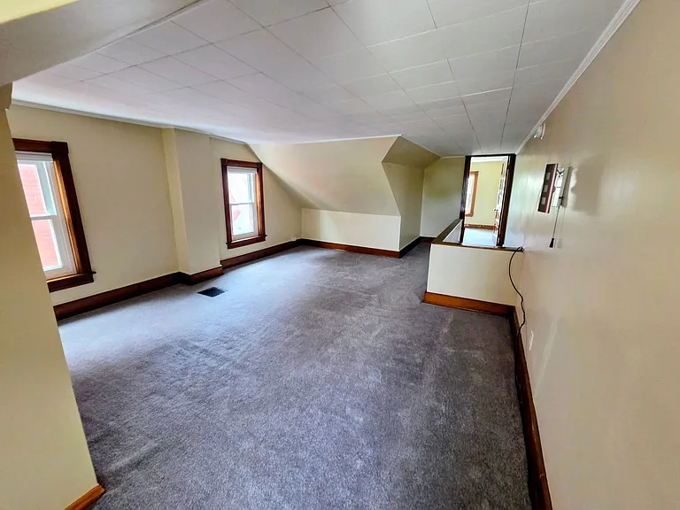424 E Locust St — Photo 17
