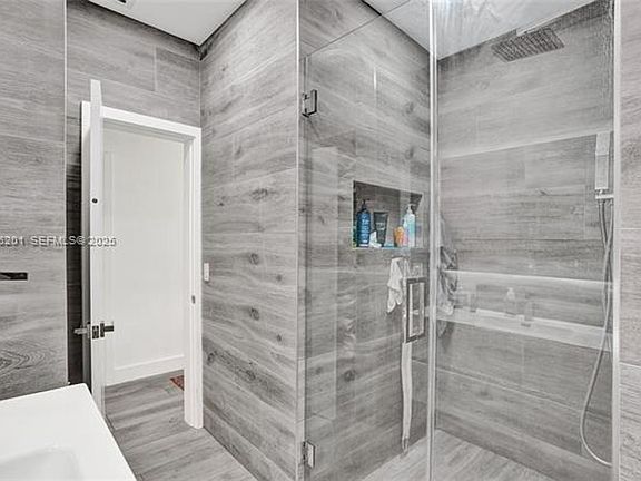 4th image of 3784 Sheridan Ave #0