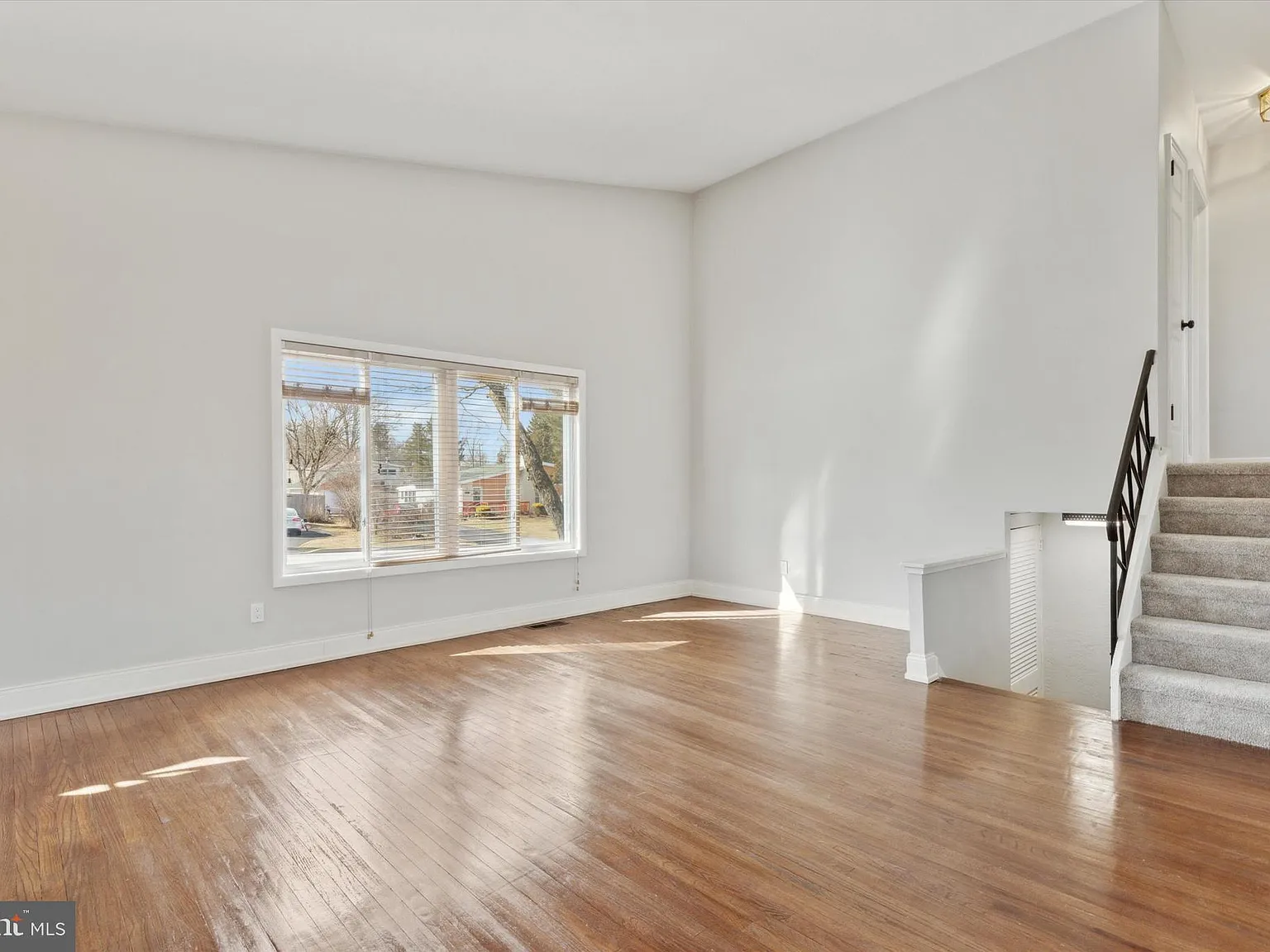 3 bed, 1.5 bath, 1428 sqft, $3,200 — Photo 3