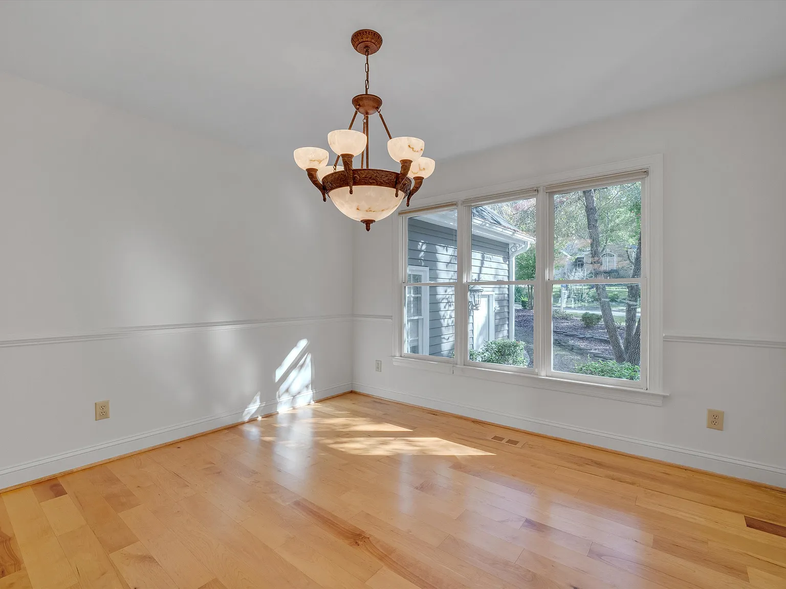 4 bed, 3.5 bath, 3180 sqft, $3,950 — Photo 4