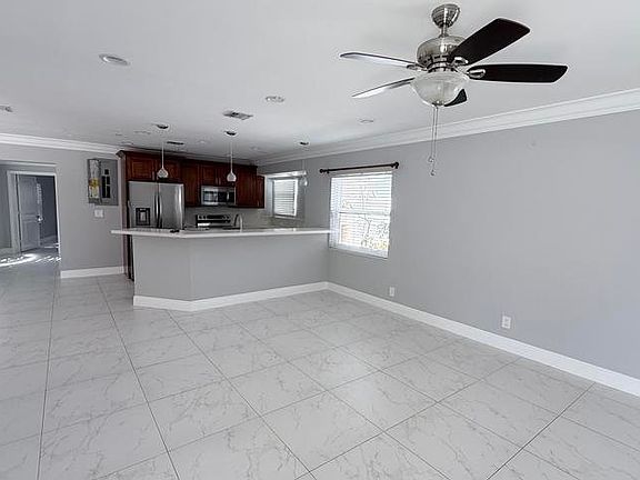 5th image of 1110 SE 9th Ave