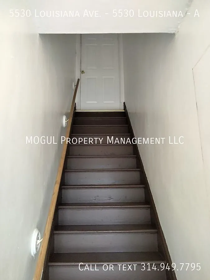 Sunny and spacious top floor apartment with parking! — Photo 3