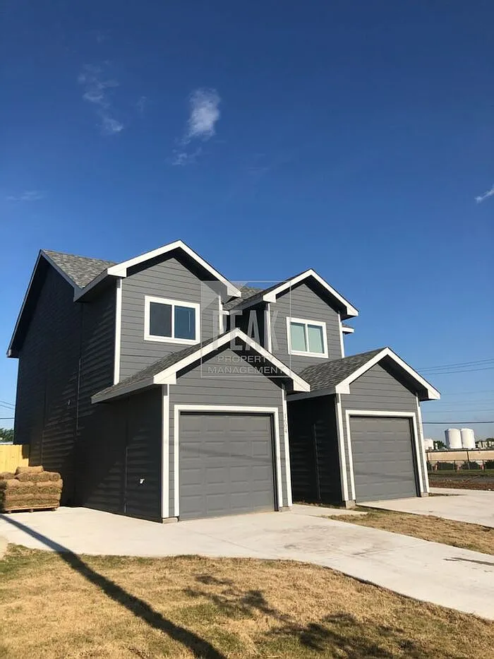 2 bed, 1.5 bath, 930 sqft, $1,540 — Photo 2