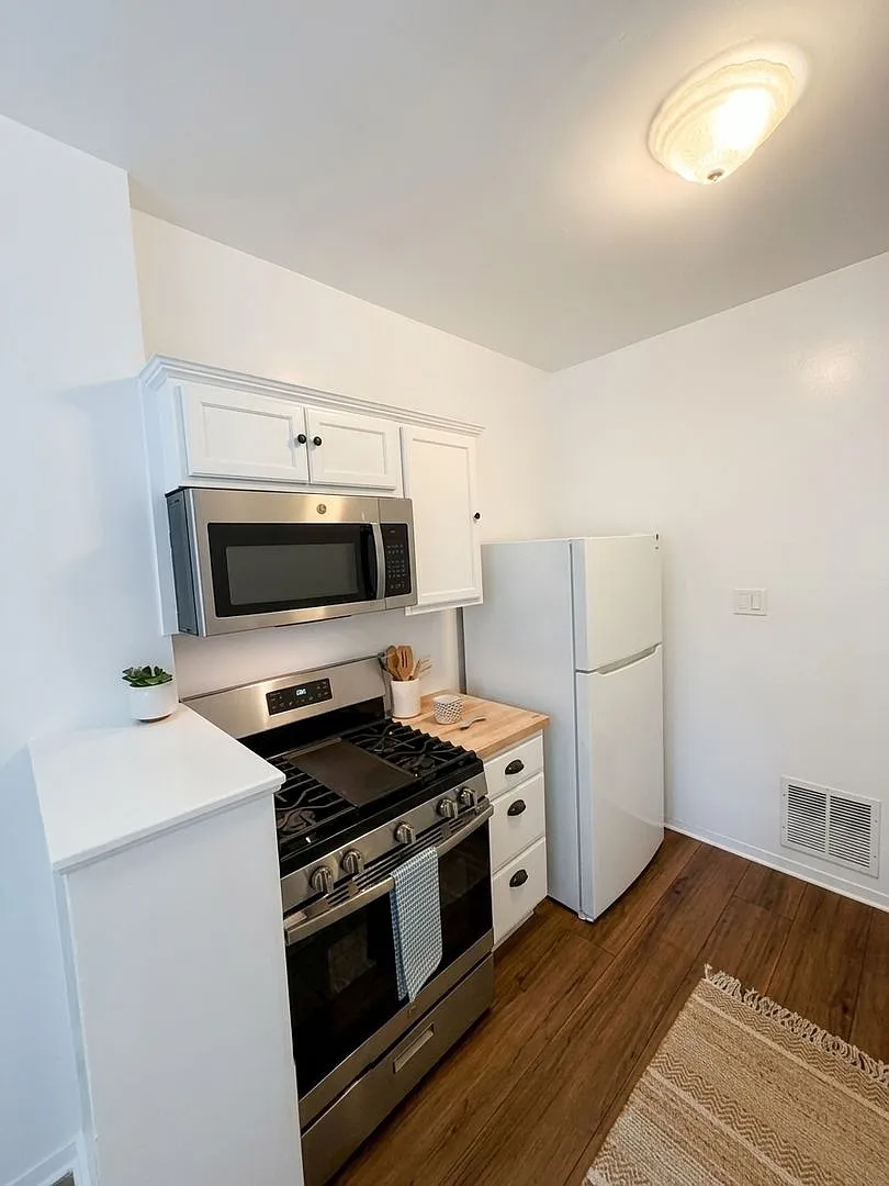 1+1 = Mintage Mediterranean Charm with Modern Updates - Plank Floors, a/c, Decorative Fireplace — Photo 4