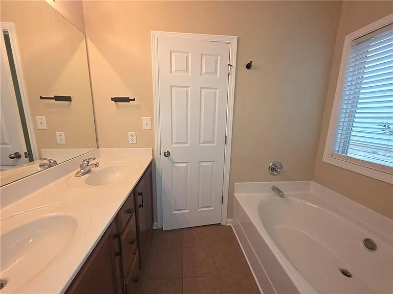 113 Macalester Dr — Photo 29
