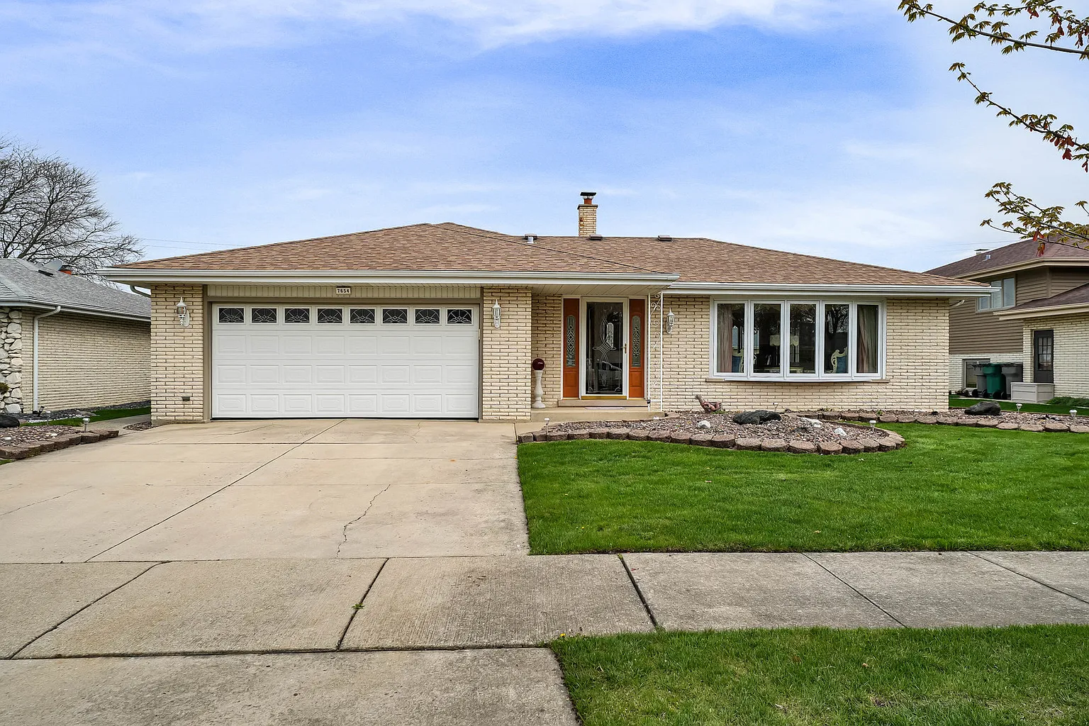 7654 Chestnut Dr photo 1