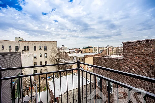 Rented by EXR | media 33