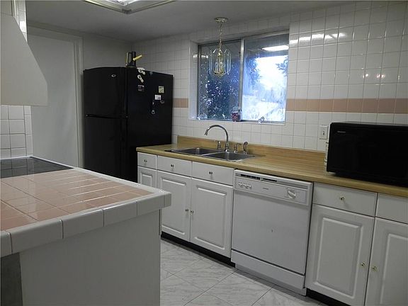 5th image of 3214 Point East Dr