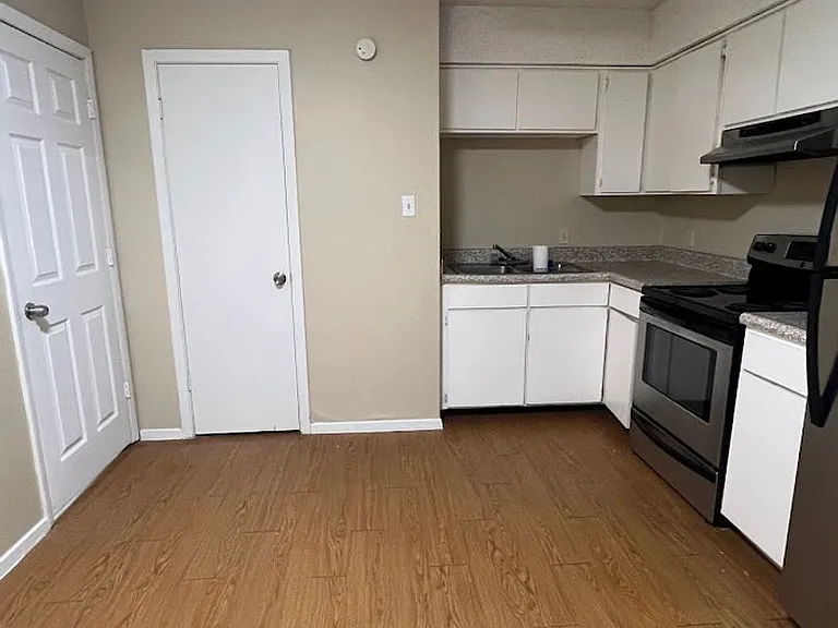202 E 32nd St #3 — Photo 2