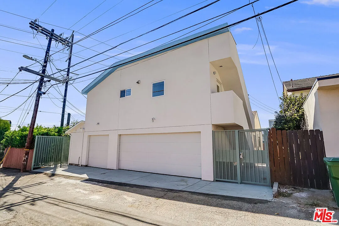 1 bed, 1.0 bath, 715 sqft, $3,600 — Photo 2
