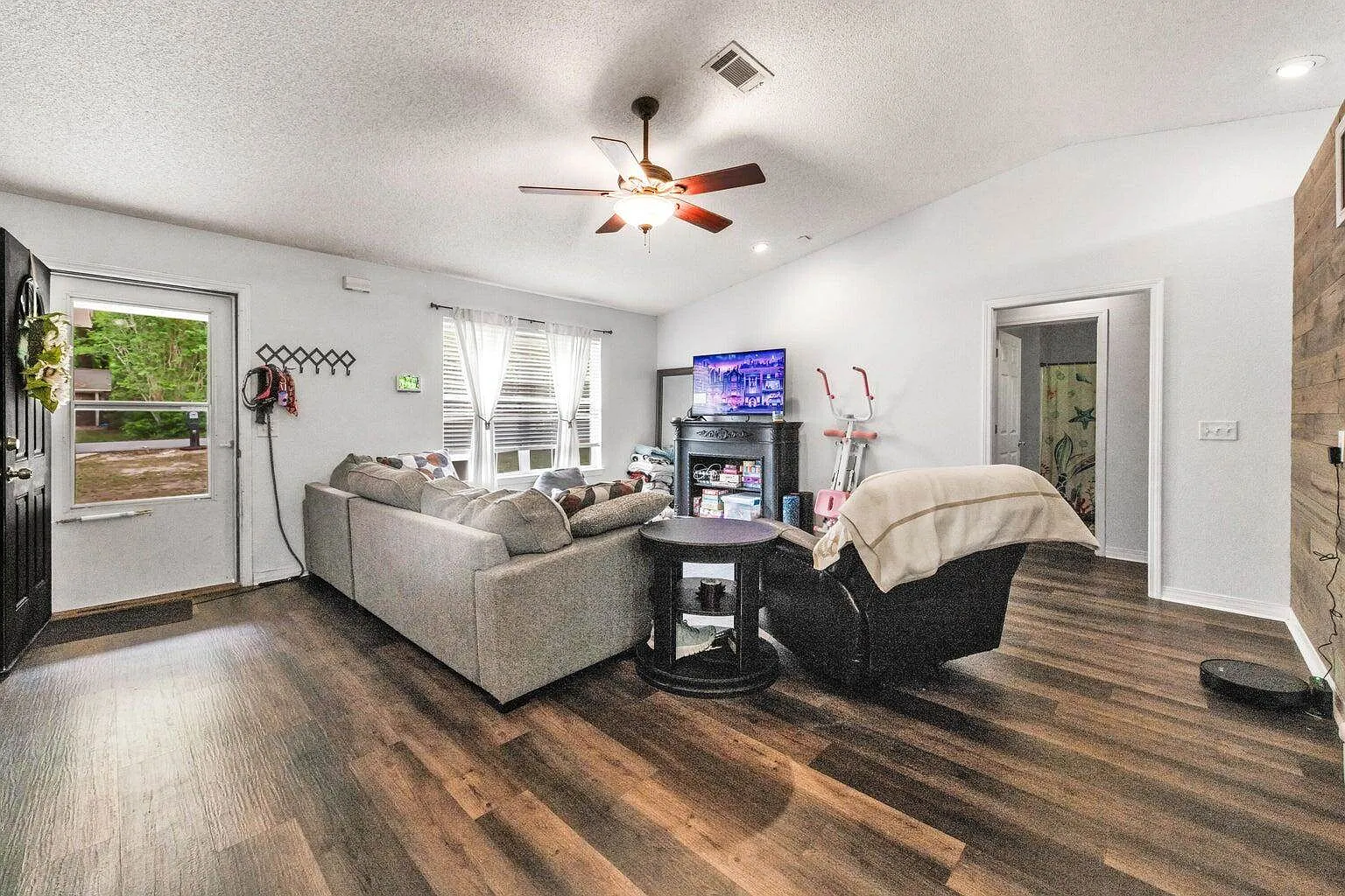 3 bed, $1,900 — Photo 4