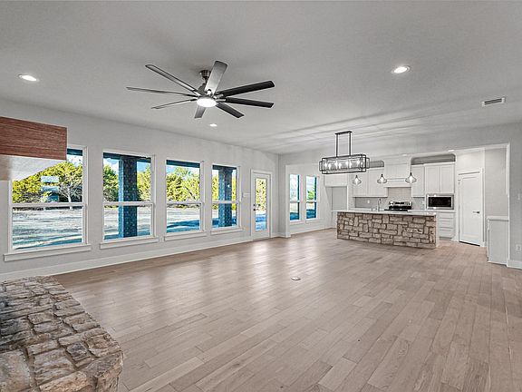 4th image of 735 Evergreen