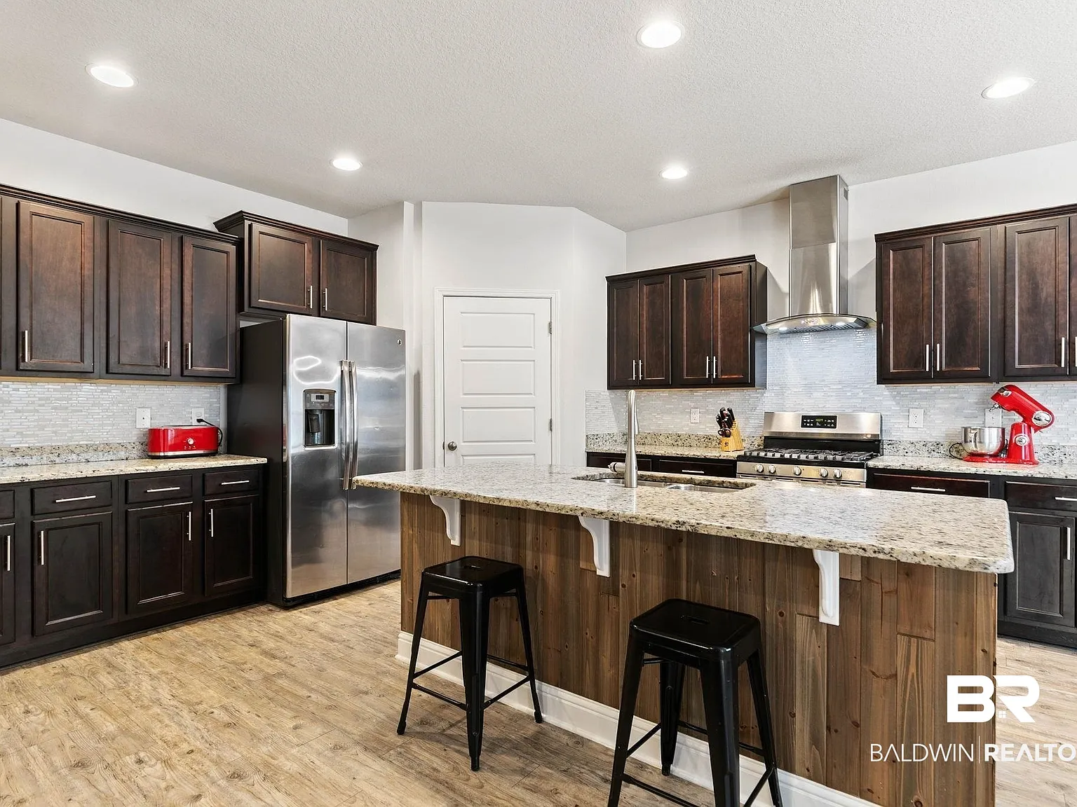 4 bed, 2.0 bath, 2332 sqft, $2,600 — Photo 2