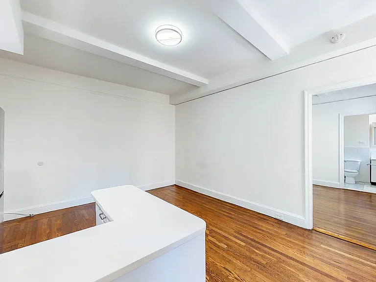 140 E 46th St #2R — Photo 5