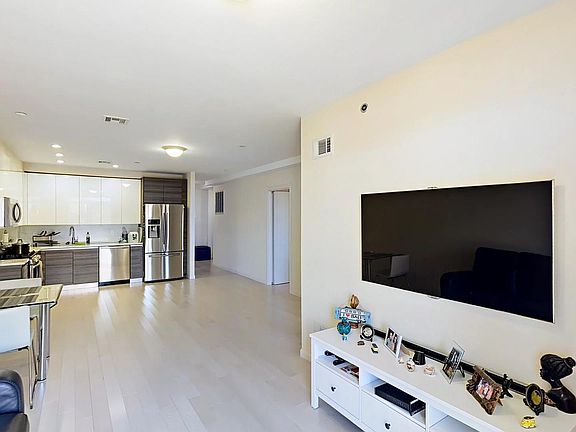 5th image of 2758 Ocean Ave #3
