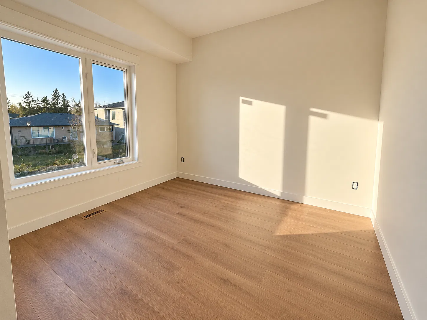 2226 46 St SE, Calgary, AB — Photo 2