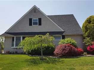 4 Blacksmith Rd, Levittown, NY 11756