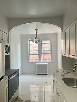 Rented by Halvatzis Realty | media 32