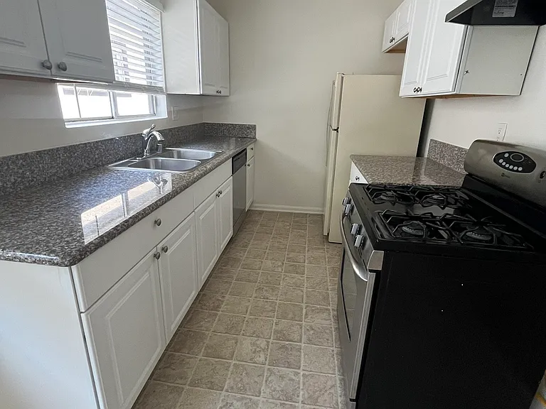 4520 Colbath Ave #9 — Photo 6