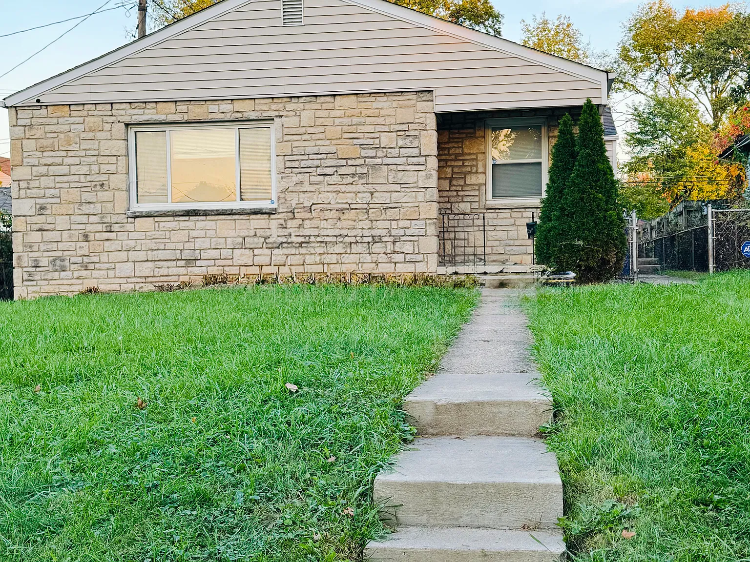 3 bed, 1.5 bath, 1290 sqft, $1,650 — Photo 2