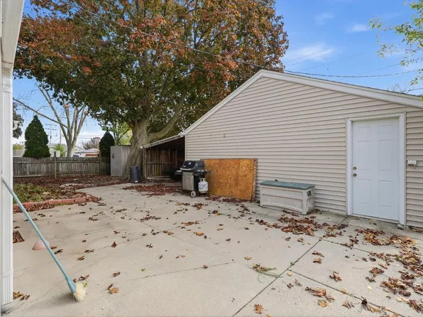 9045 W Butler PLACE, Milwaukee, WI 53225