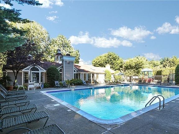 4th image of 404 Pondside Dr #404