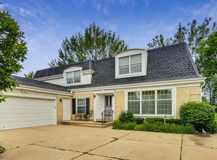 1018 W Cypress Dr, Arlington Heights, IL 60005