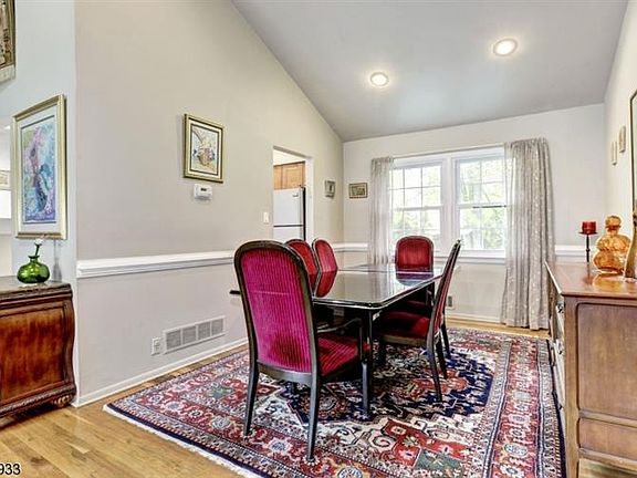 4th image of 15 Barton Dr