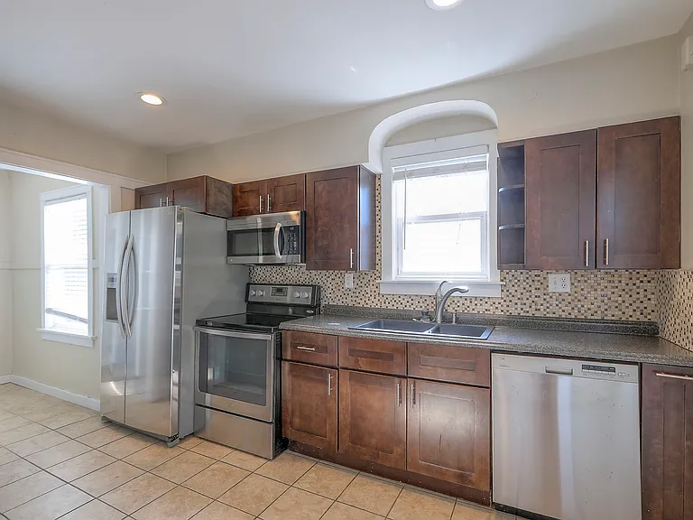 421 E Meyer Blvd — Photo 10