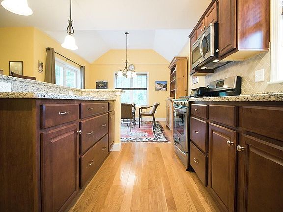 4th image of 57 Surrey Ln #57