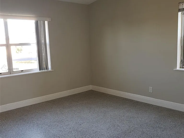 811 S Broadway — Photo 46