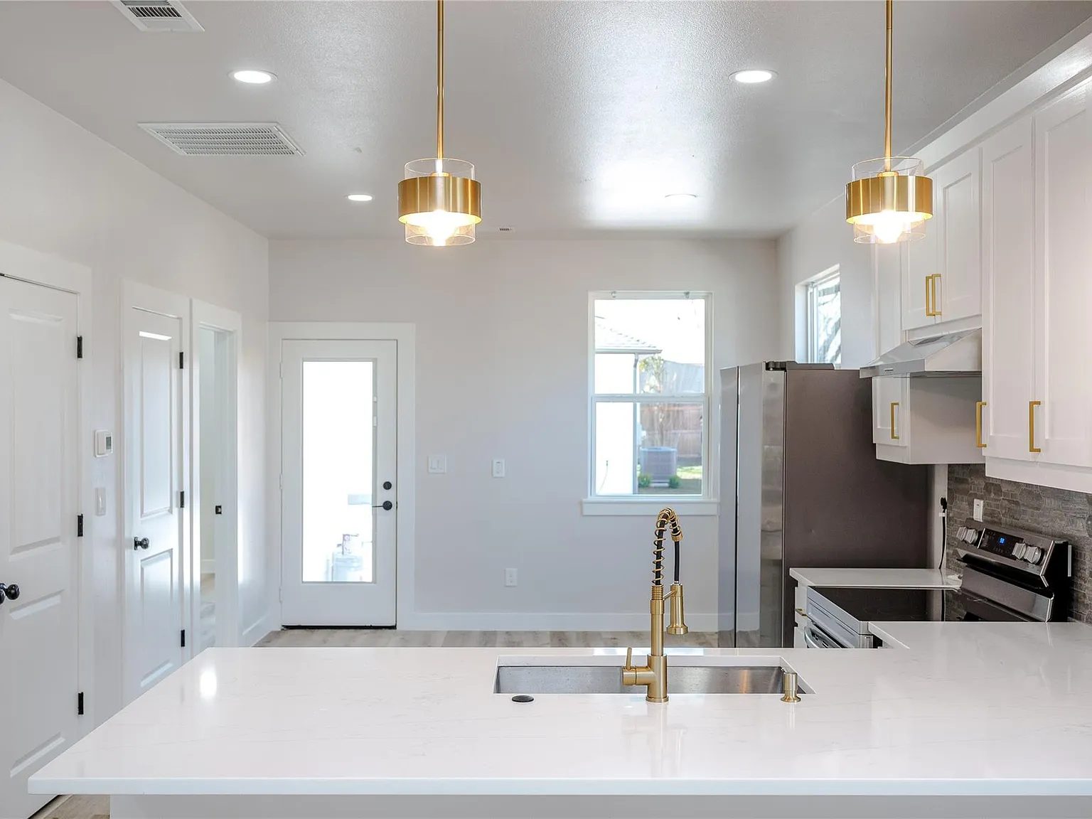 4 bed, 1600 sqft, $2,600 — Photo 4