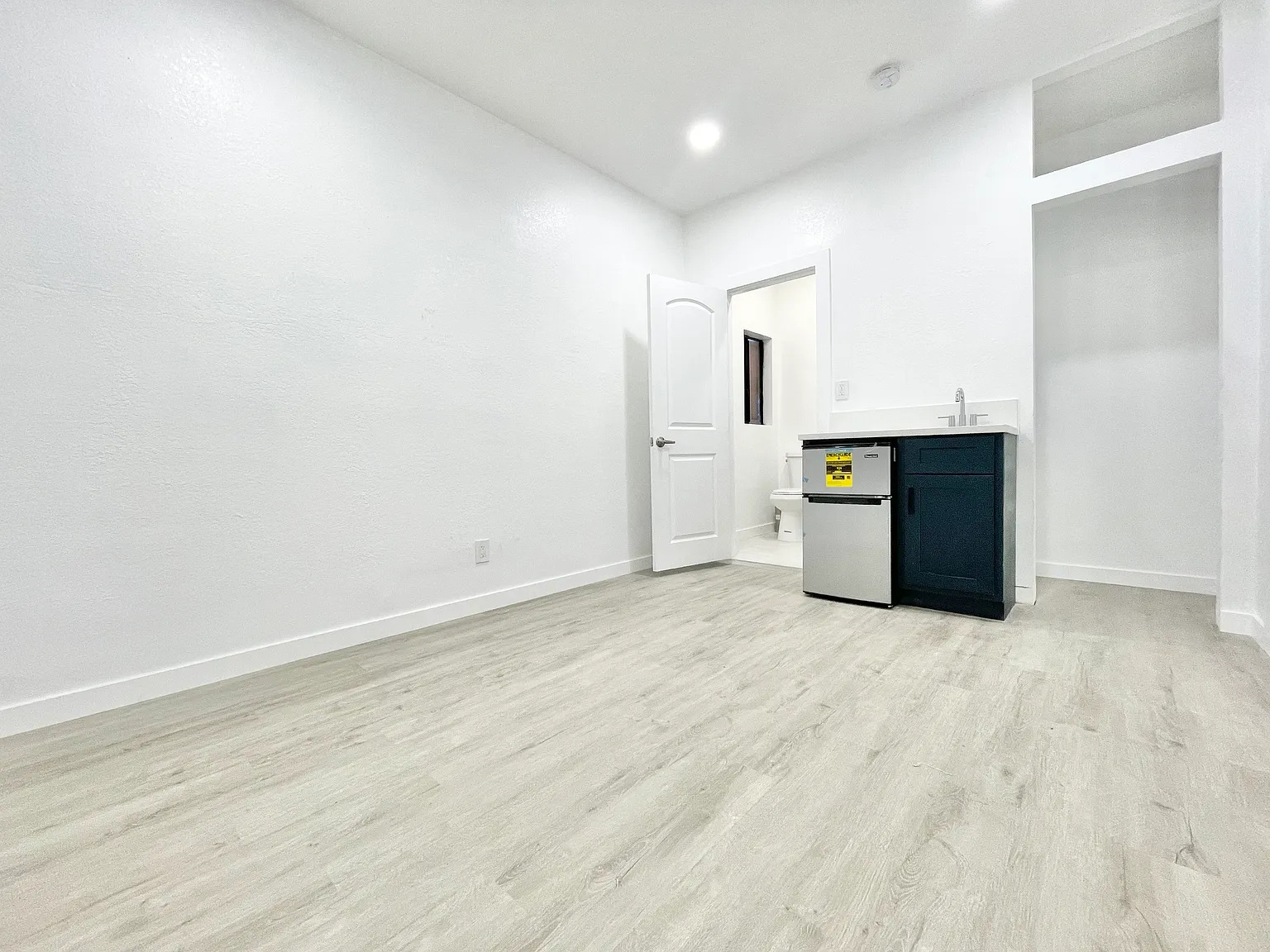 Studio, $900 — Photo 2
