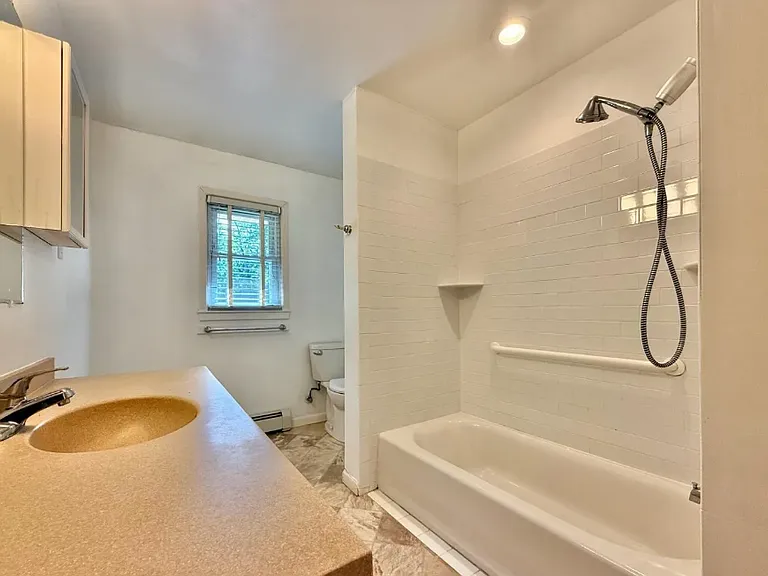 452 Cranbury Rd — Photo 8